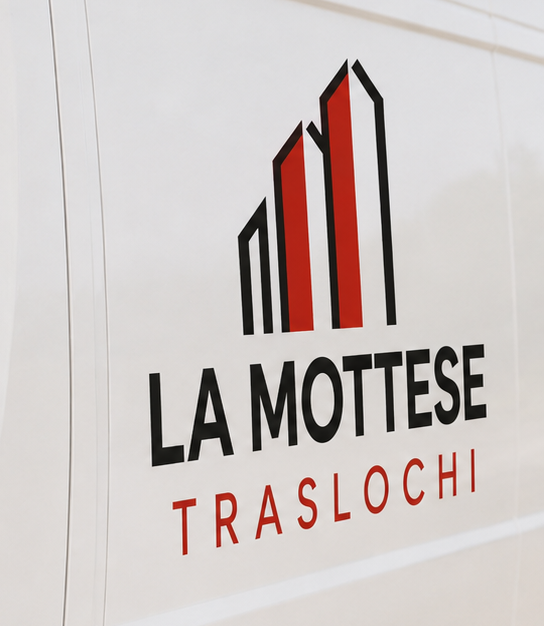 logo La Motta Traslochi sul portellone di un furgone