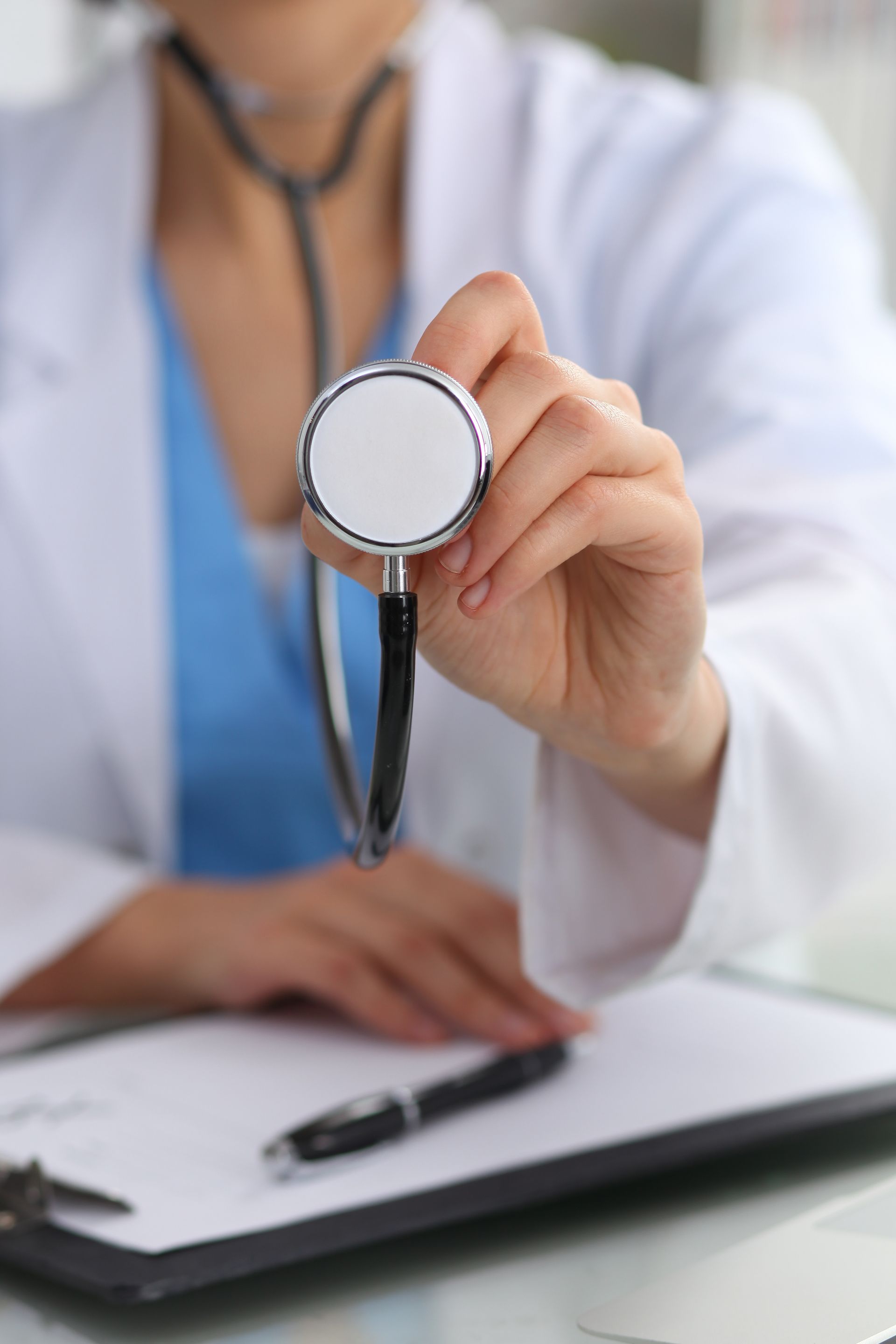 Médico segurando o estetoscópio, pronto para examinar um paciente.
