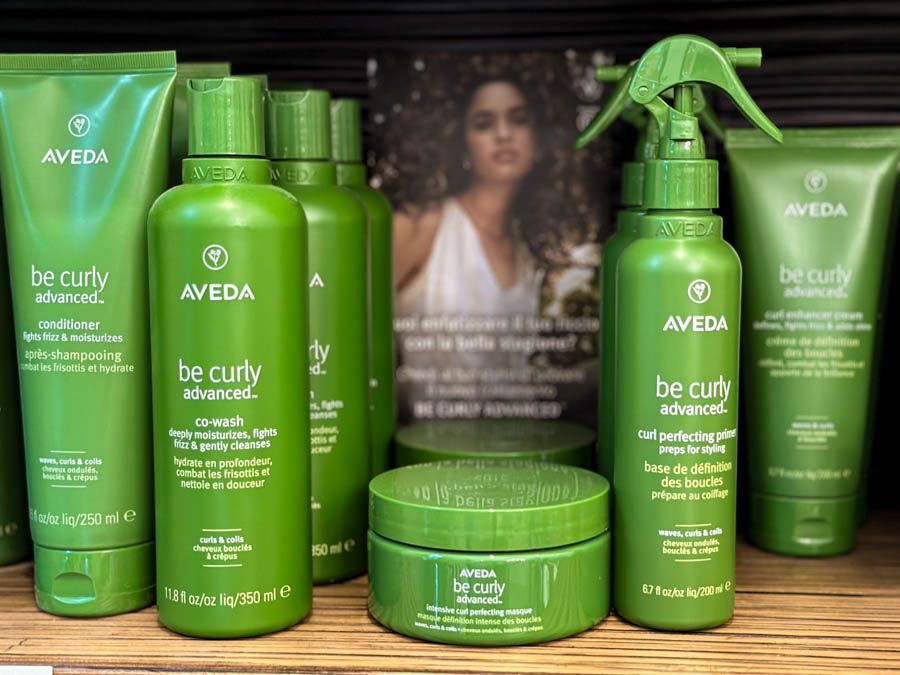 linea prodotti be curly di Aveda specifica per i capelli ricci disponibile nel salone parrucchieri Jeune Ange a Milano