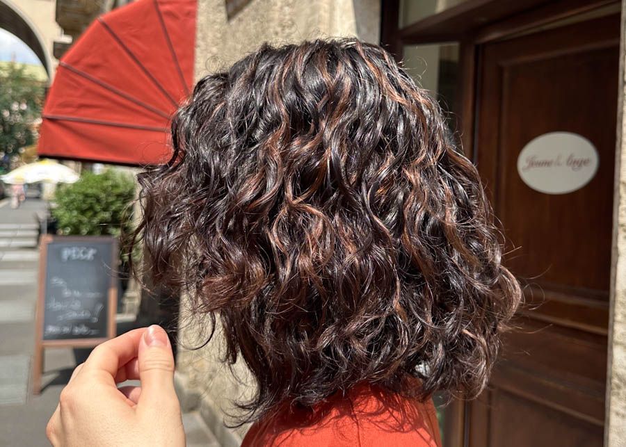 capelli ricci in estate da jeune ange parrucchieri