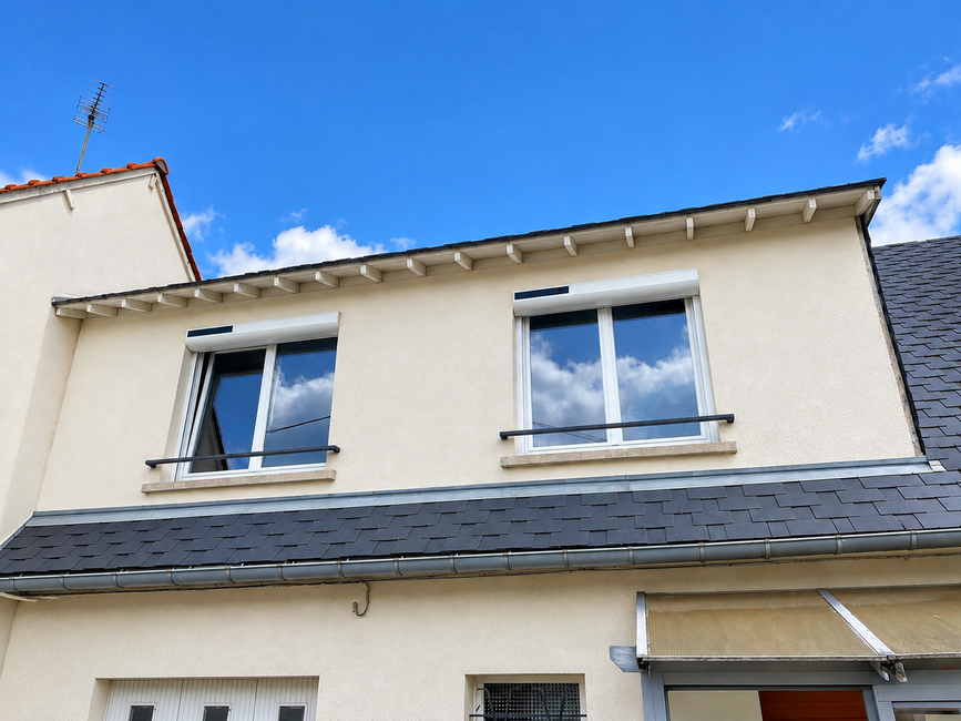 Un patio avec des meubles en osier et une porte coulissante en verre