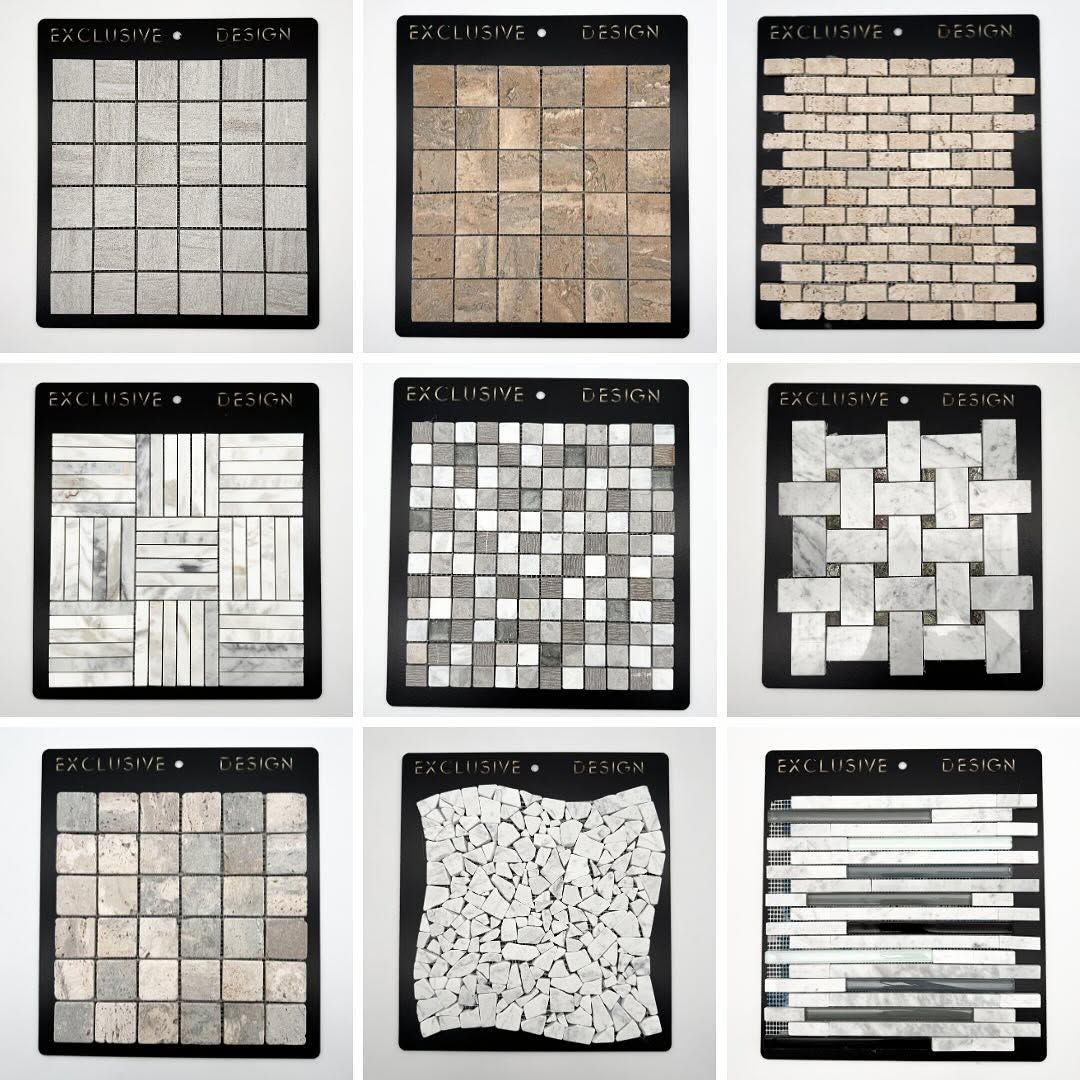 Nove campioni di piastrelle disposti in una griglia 3×3, con vari motivi a mosaico e a mattoni nei toni del grigio, del beige e del bianco.