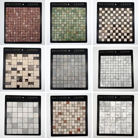 Motivo geometrico a mosaico con piastrelle blu e dorate e un elemento floreale al centro