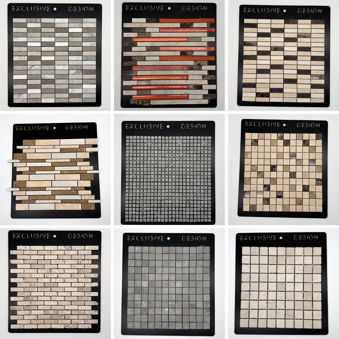 Nove pannelli incorniciati, simili a mosaici, disposti in una griglia 3x3, con motivi diversi nei toni del beige, del grigio e dell’arancione su sfondo nero