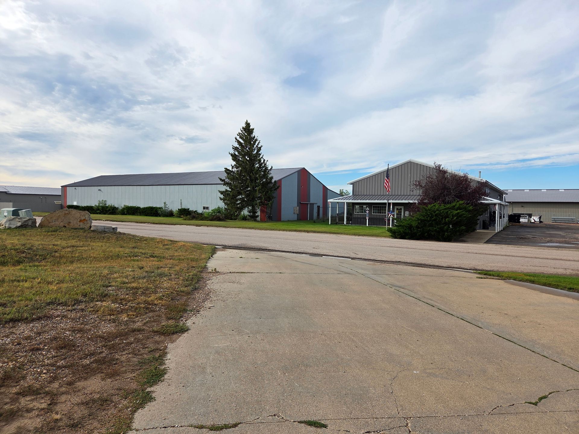 Steel building construction for industrial and commercial projects