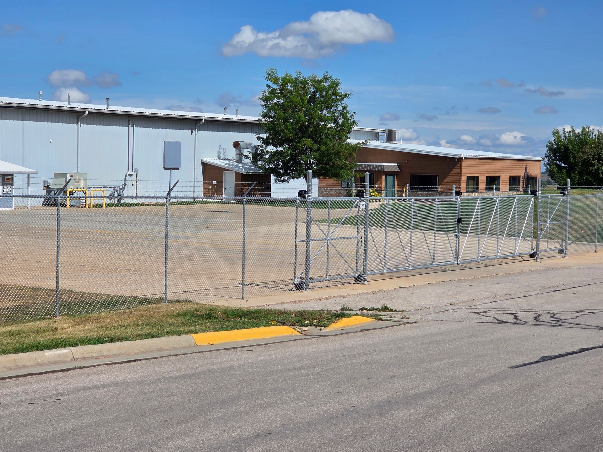 Steel commercial building contractor in Spring CO working on project