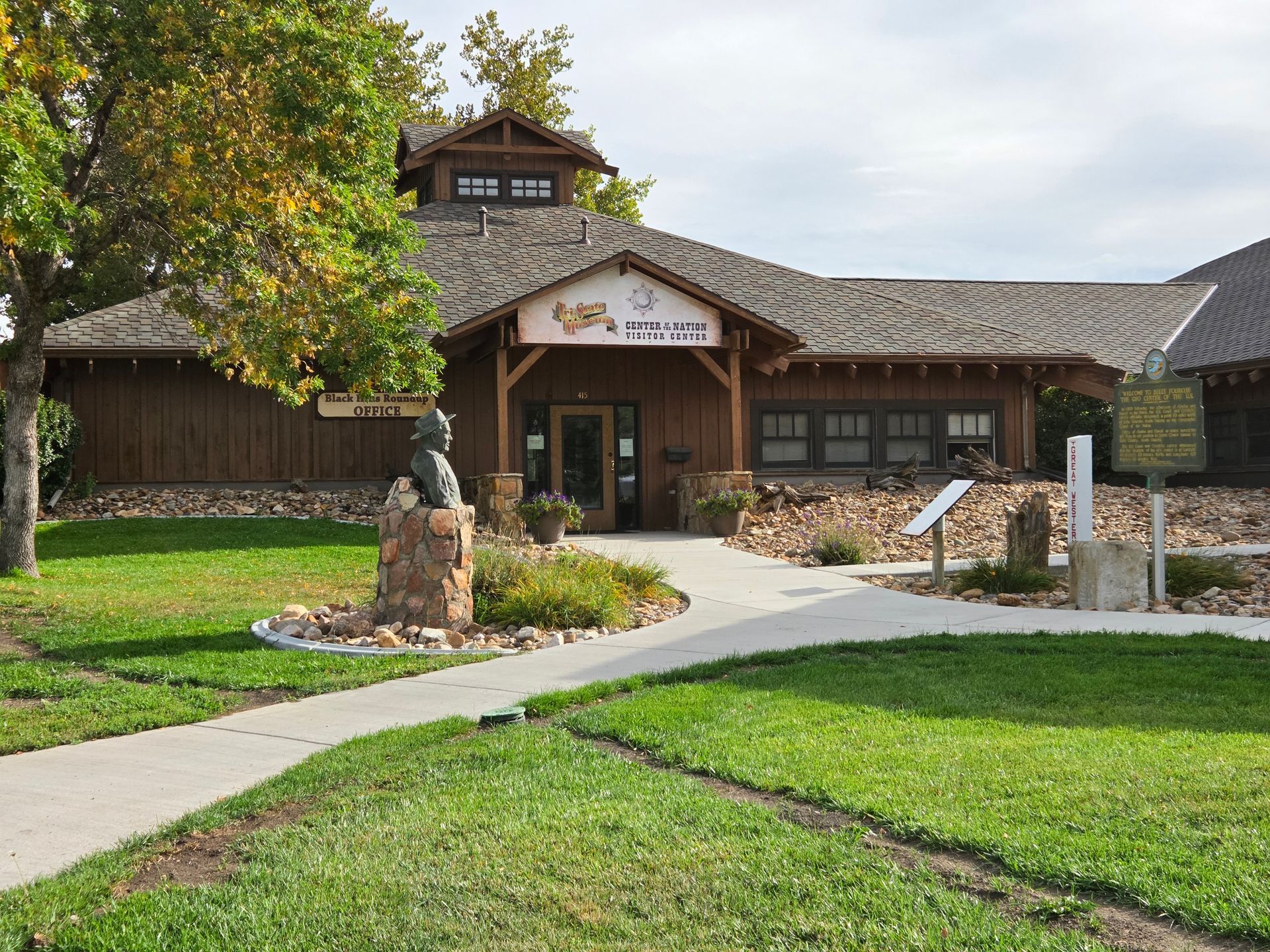 Steel building contractors near me constructing commercial facility