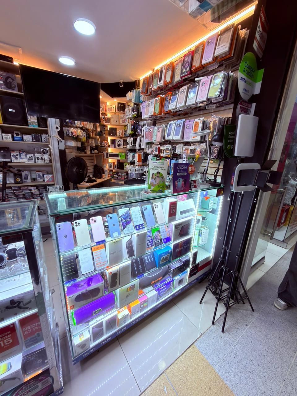 Smartphones expuestos en soportes en una luminosa tienda.