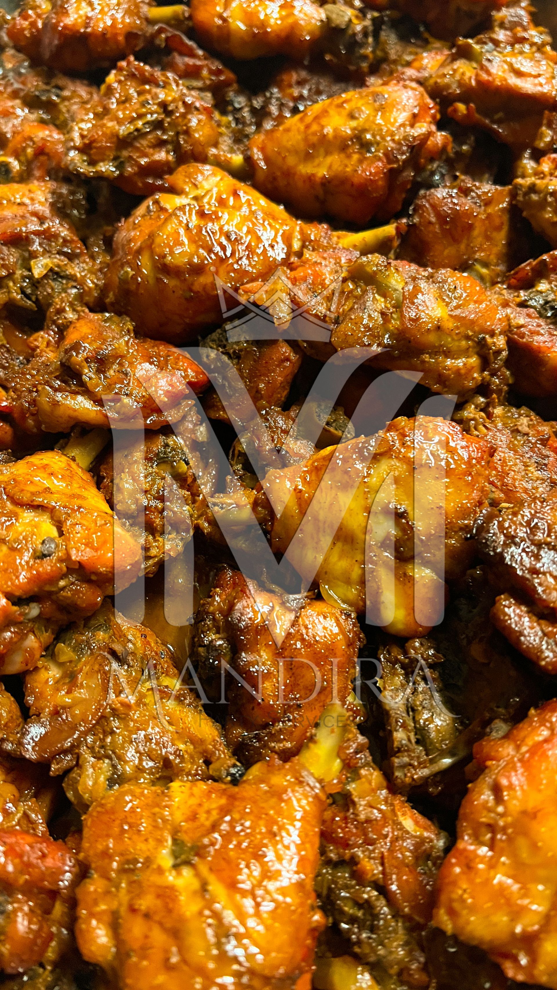 Close-up van gekookte kipstukjes in een rijke, goudgele saus.