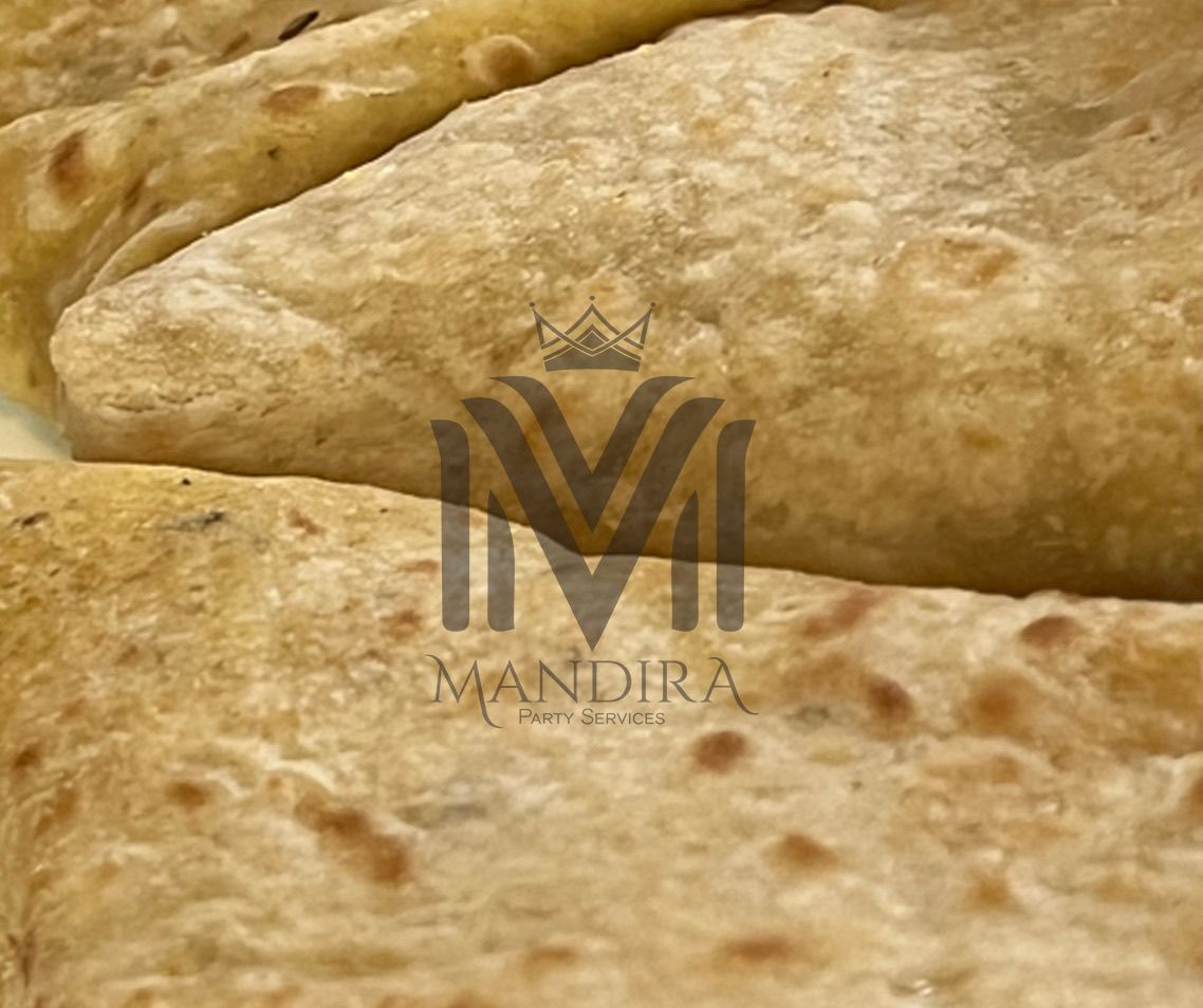 Close-up van overlappende, beige platbroden.