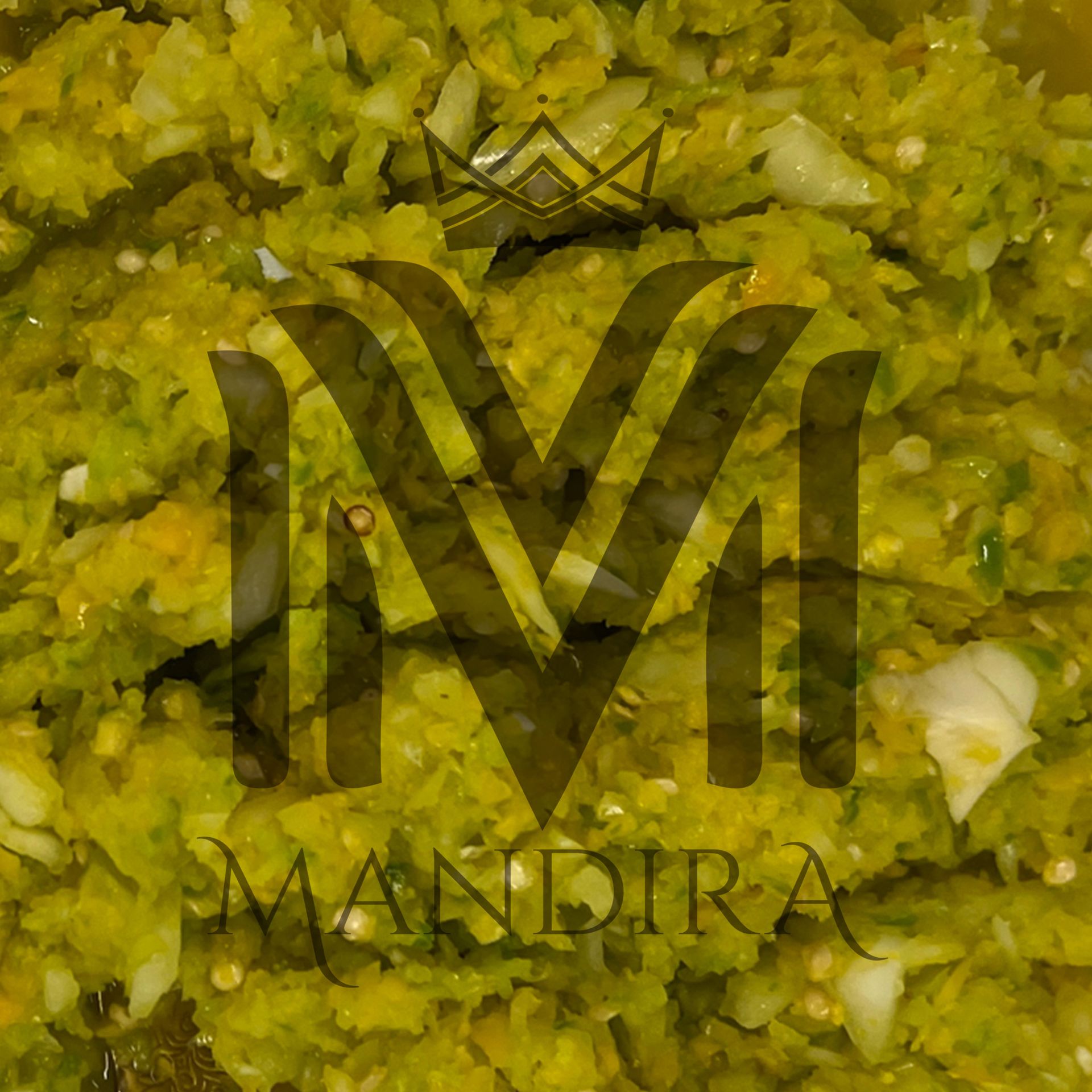 Groene relish met daarop het Mandira-logo.
