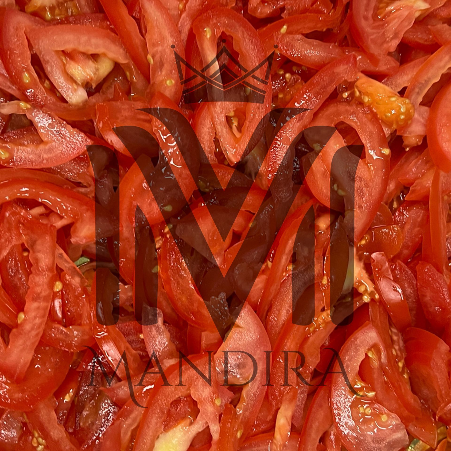 Gesneden rode tomaten op een oppervlak, met een watermerklogo eroverheen.