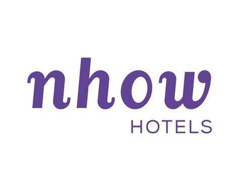 Het logo van Nhow Hotels in paarse tekst op een witte achtergrond.
