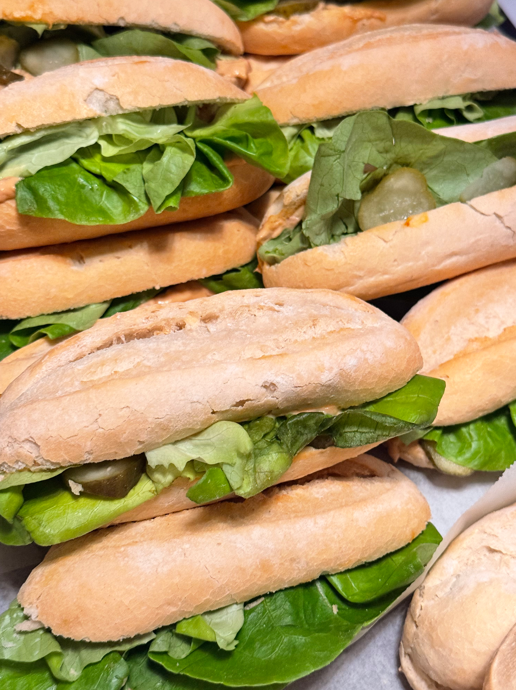 Sandwiches met sla en augurken, op elkaar gestapeld.