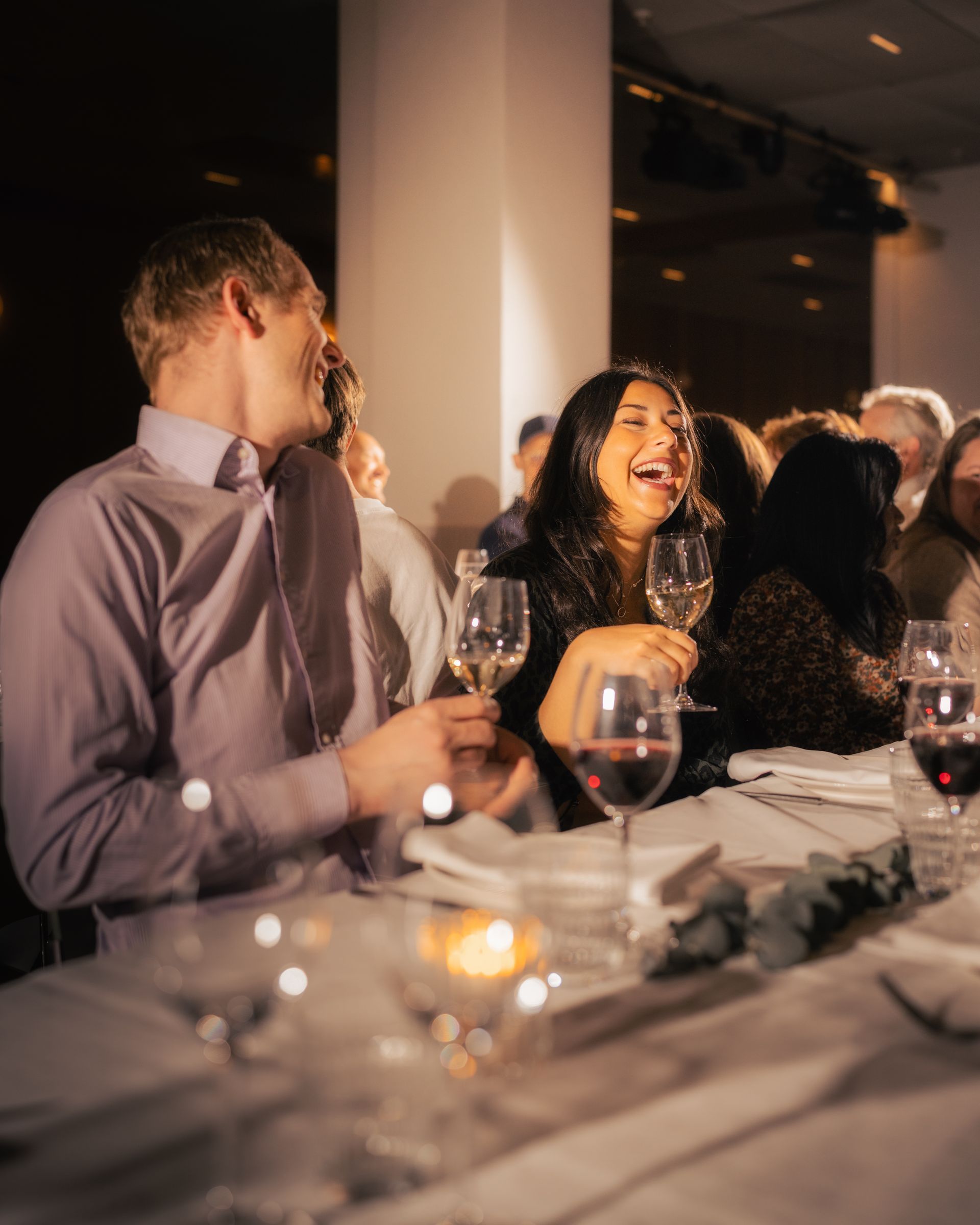 Servitør som bærer to tallerkener på en restaurant.