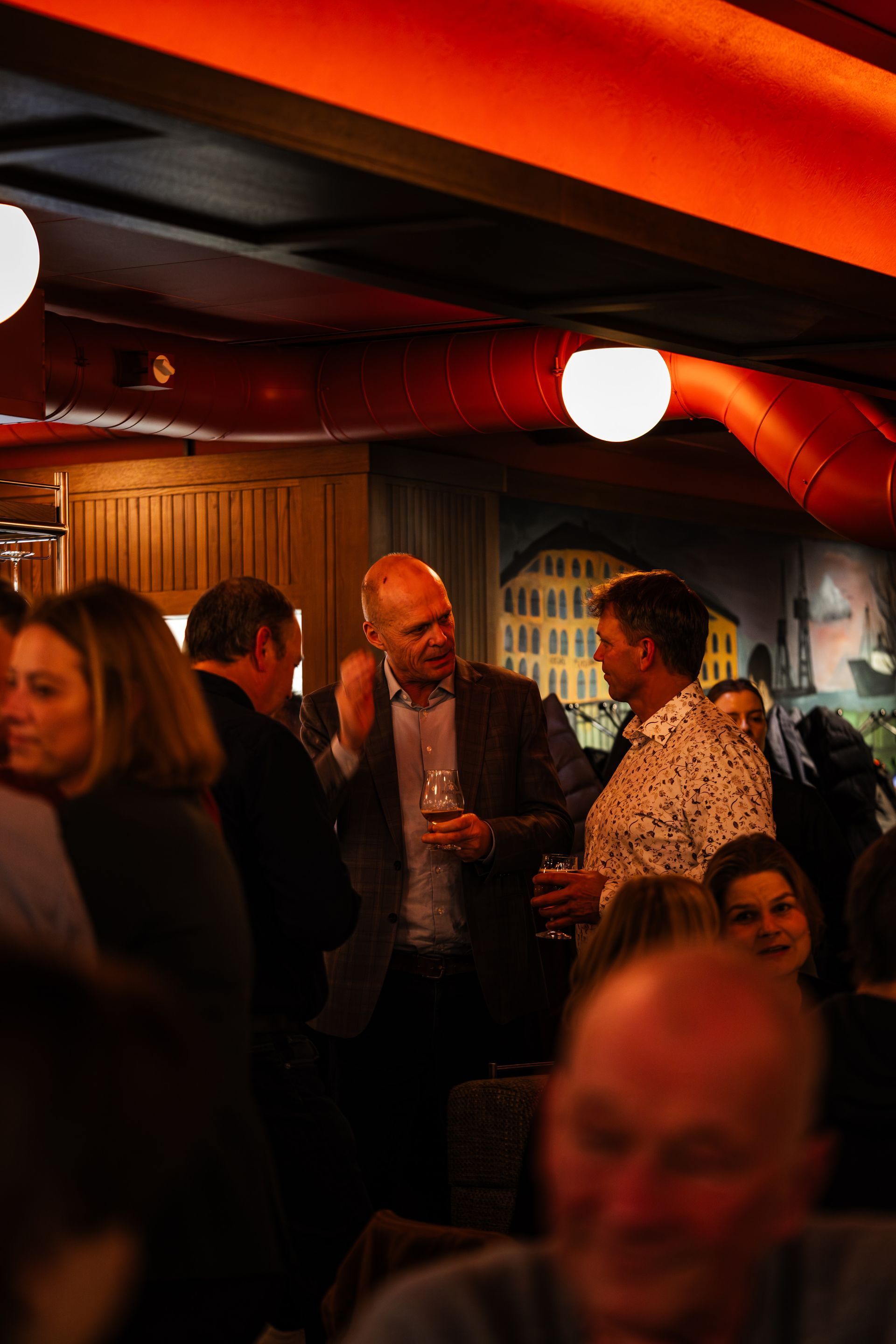 Kelner som bærer to tallerkenerte forretter på en restaurant