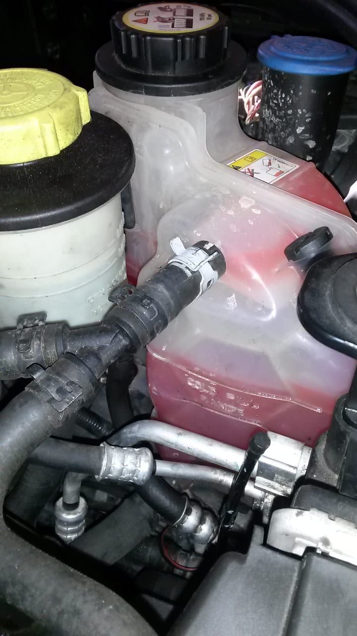 Range Rover Sport, LR3 Coolant Tank with coolant at Full Fill Range.