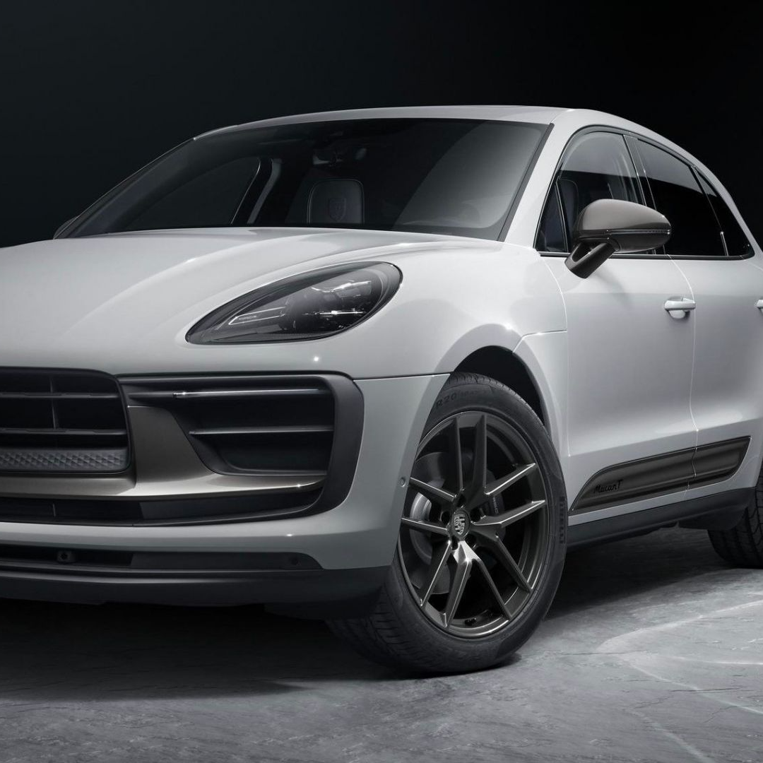SUV di lusso color argento in studio, vista anteriore sinistra su sfondo scuro.