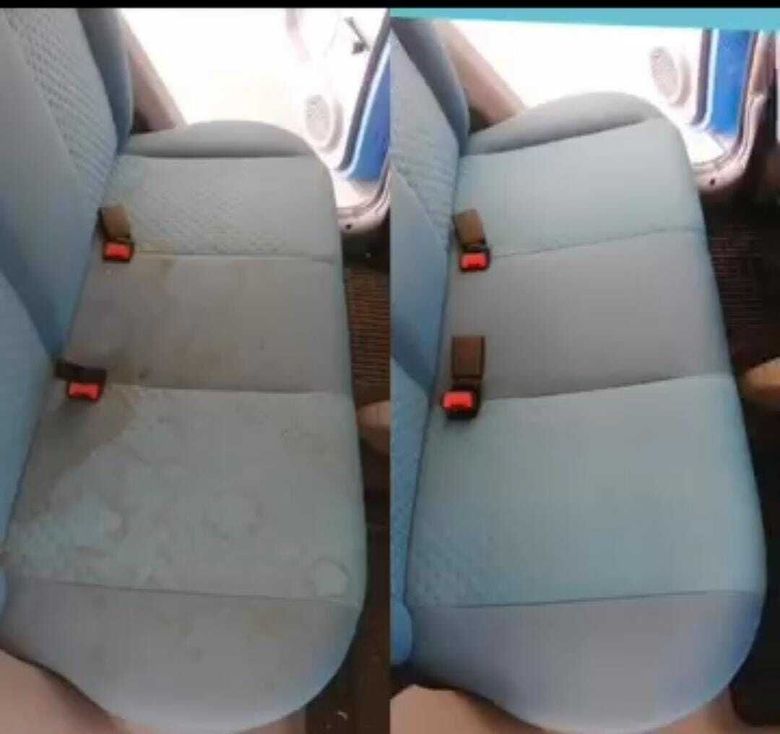Due seggiolini auto in tessuto grigio con fibbie delle cinture di sicurezza rosse, posizionati accanto al finestrino di un veicolo.