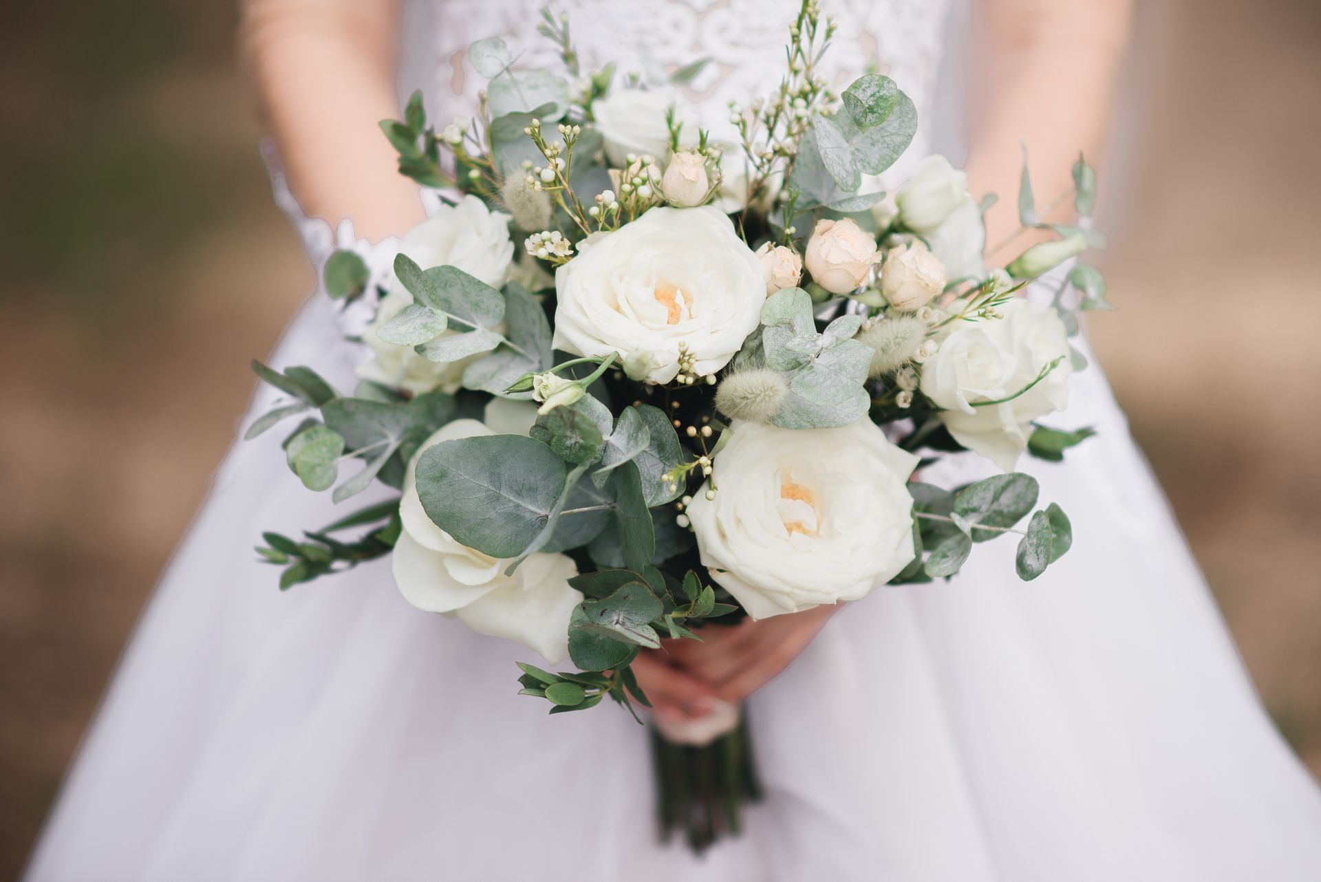 Bridal morning details. Wedding bouquet in the hands of the bride.