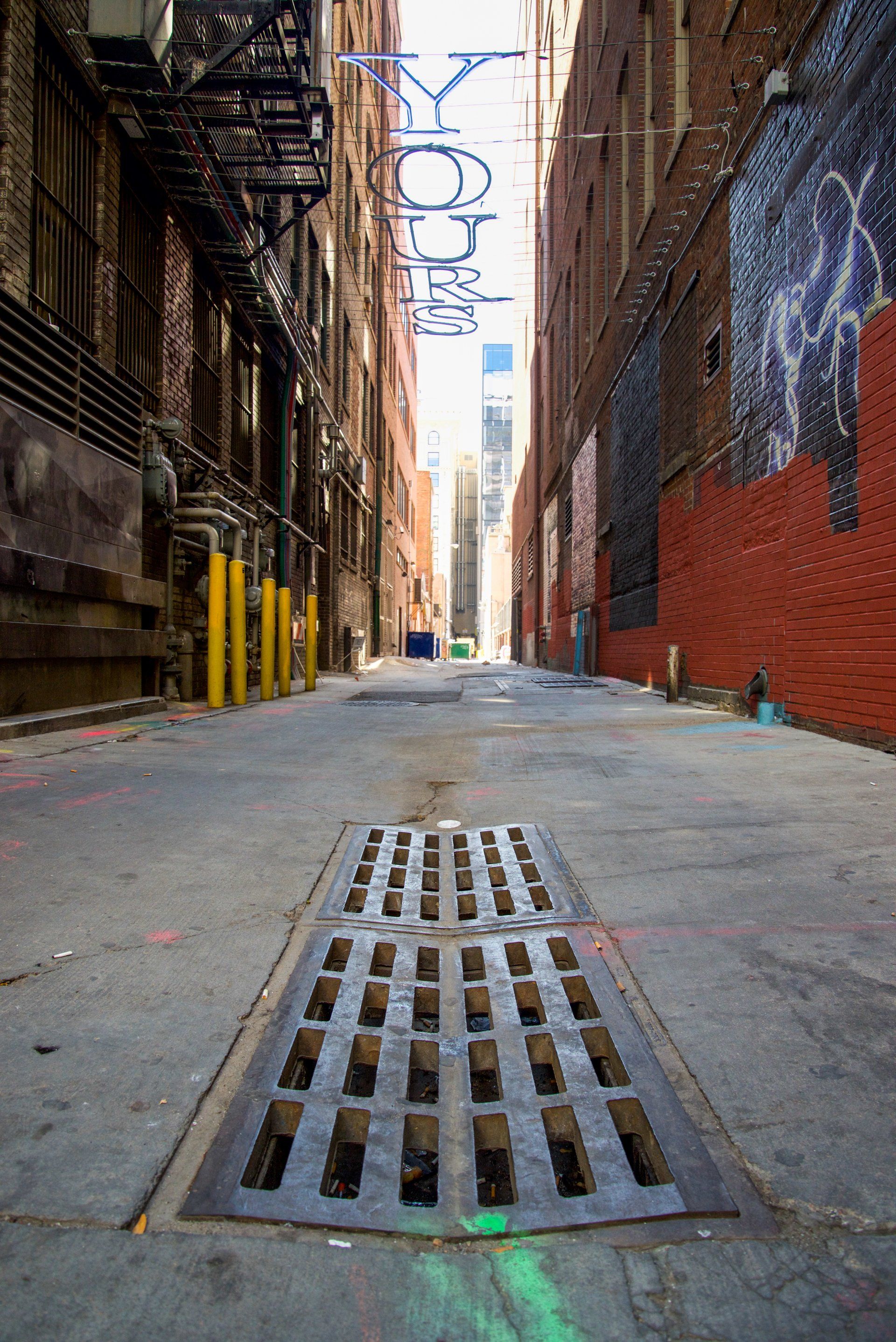 An alleyway with a sign that says ' york ' on it
