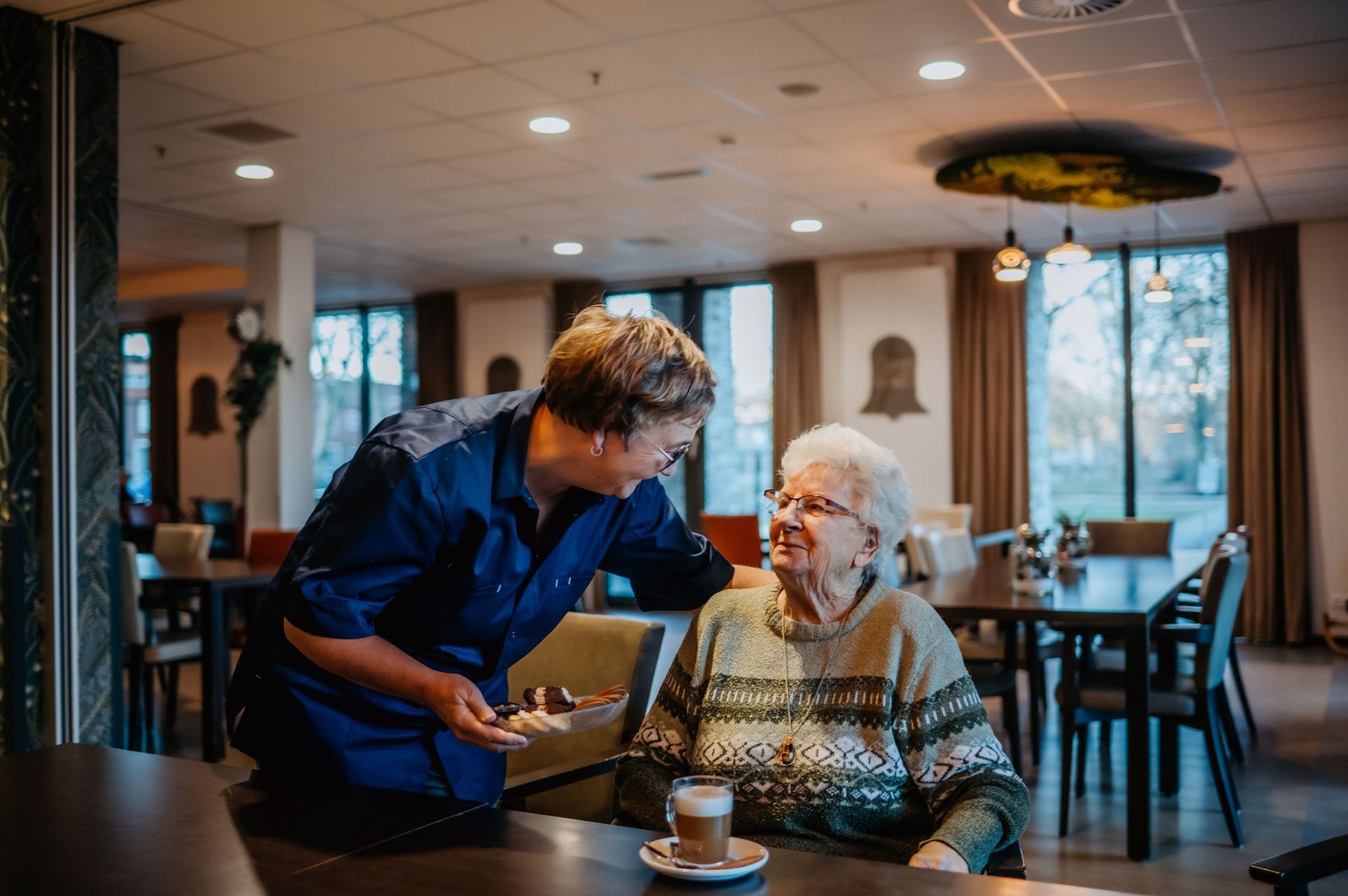  Word Gastvrouw of Gastheer – Breng Smaak en Gezelligheid in de Wijk! ☕
Vind jij het leuk om mensen te ontvangen, een praatje te maken en een warm welkom te bieden? Dan ben jij precies wie we zoeken!
De wijkcommissie Hoge Akkers zoekt gastvrouwen en gastheren voor de lunch-huiskamer en ontmoetingsmomenten.
Geen horecadiploma nodig – alleen een glimlach, een beetje enthousiasme en een liefde voor gezelligheid. 
Wat doe je als gastvrouw of gastheer?
•	Je heet bezoekers welkom met een vriendelijk gezicht (en misschien een kop koffie ☕)
•	Je zorgt voor een gezellige sfeer waarin iedereen zich thuis voelt
•	Je helpt een handje mee bij het klaarzetten of opruimen van de lunch
•	En bovenal: je brengt mensen bij elkaar – want samen is het leuker dan alleen!
Wat krijg je ervoor terug?
•	Een hoop dankbare gezichten
•	Nieuwe contacten en leuke gesprekken
•	Een flinke portie voldoening (en misschien een extra koekje bij de koffie )
Dus… ben jij die gastvrije buurtgenoot met een warm hart en een vlotte babbel?
Meld je aan als gastvrouw of gastheer en help mee om de lunch-huiskamer en ontmoetingsmomenten tot een succes te maken!
 Aanmelden kan via [contactpersoon of e-mailadres invullen]
Samen maken we van de Hoge Akkers een plek waar iedereen zich thuis voelt ❤️
Info of informatie via info@hoge-akkers.nl