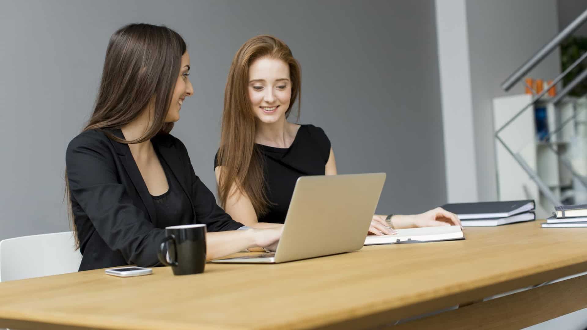 Dos mujeres hablando dentro de un despacho fiscal