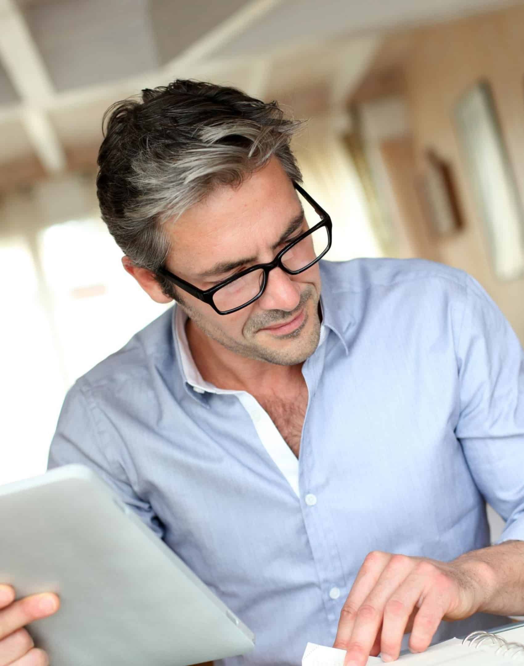 Hombre buscando agencia SEO en Querétaro
