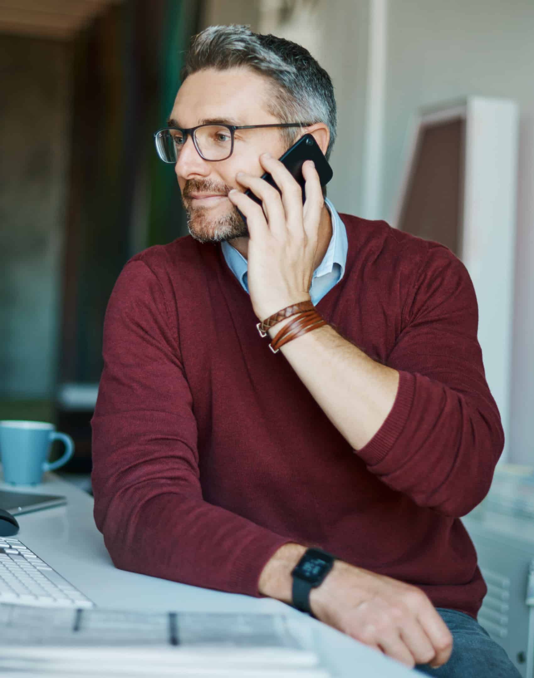 Hombre cotizando servicios de SEO en México
