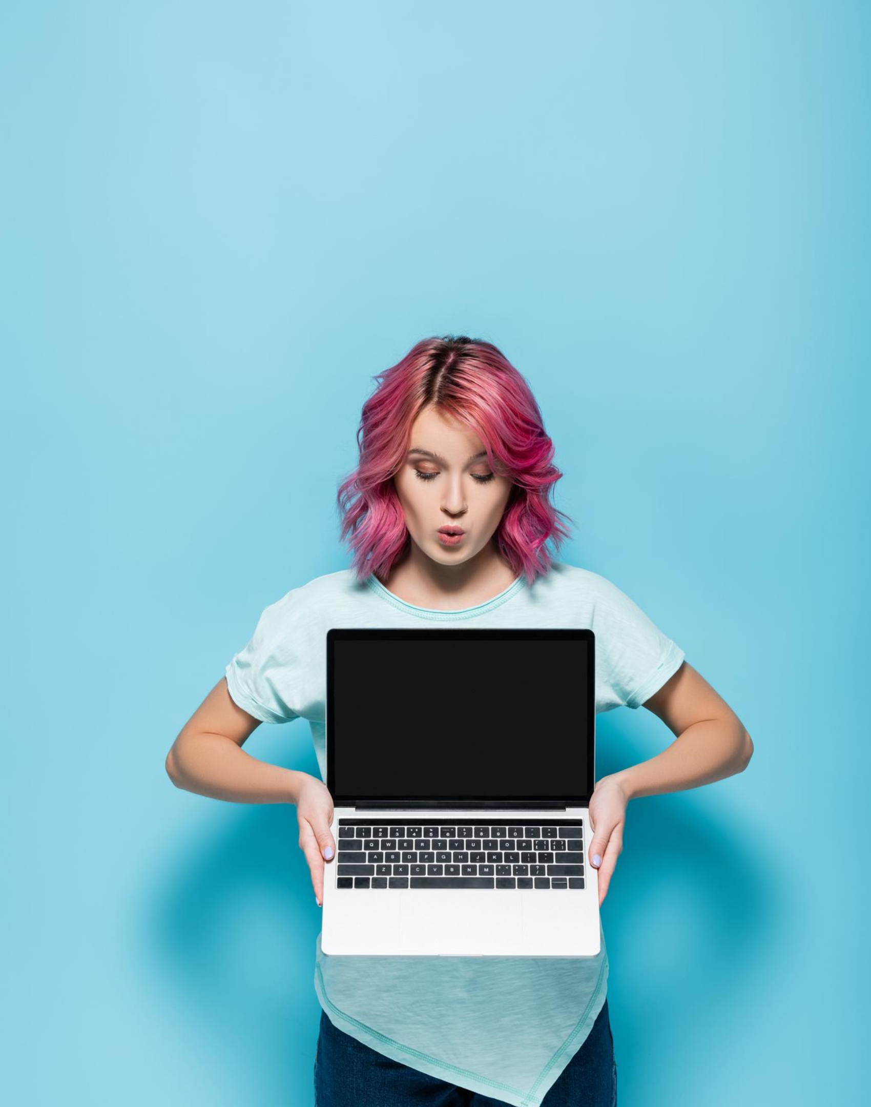 Mujer sosteniendo laptop