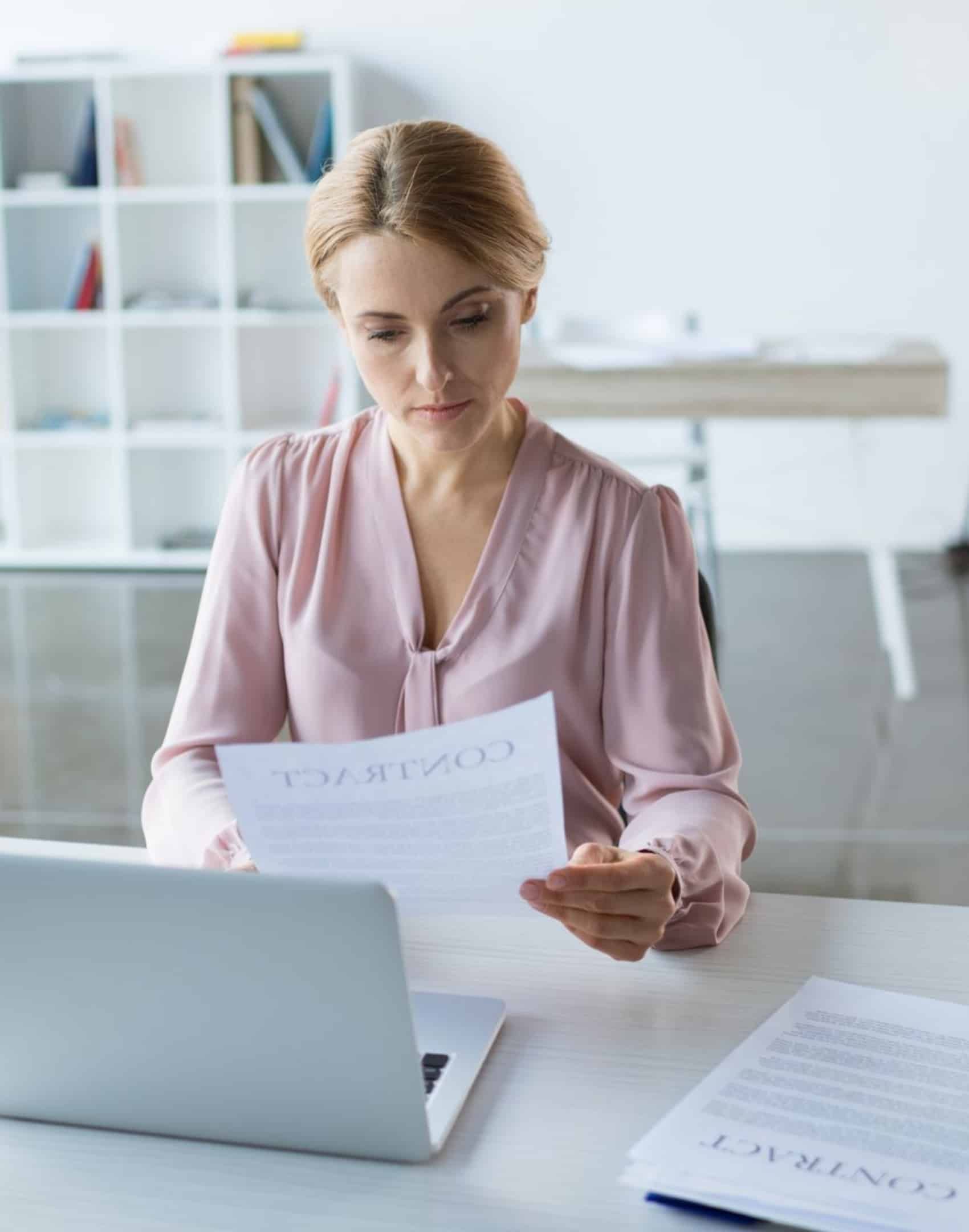Mujer buscando agencia de posicionamiento web en México