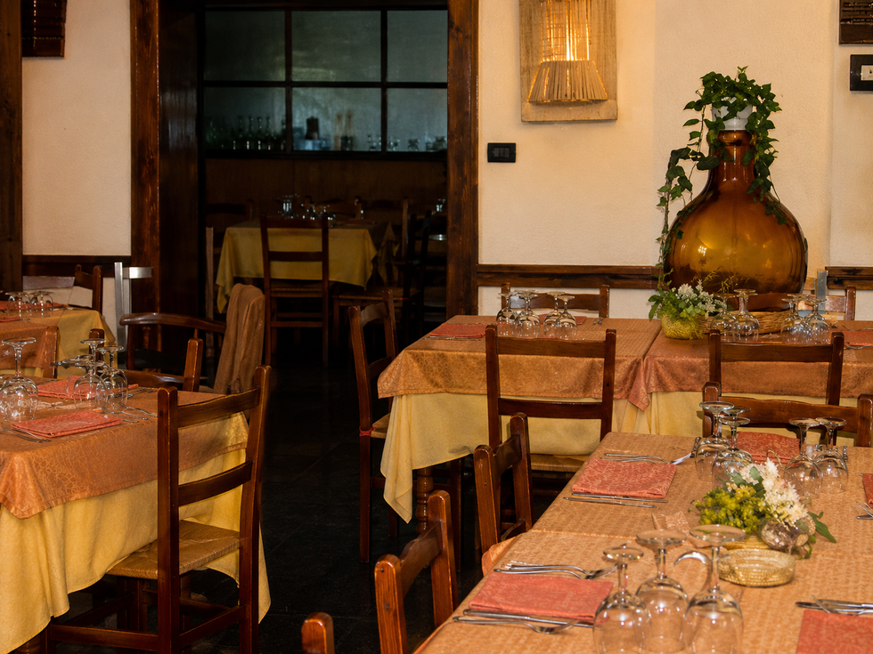 Sala interna climatizzata dell'Osteria Dal Cugino a Dipignano