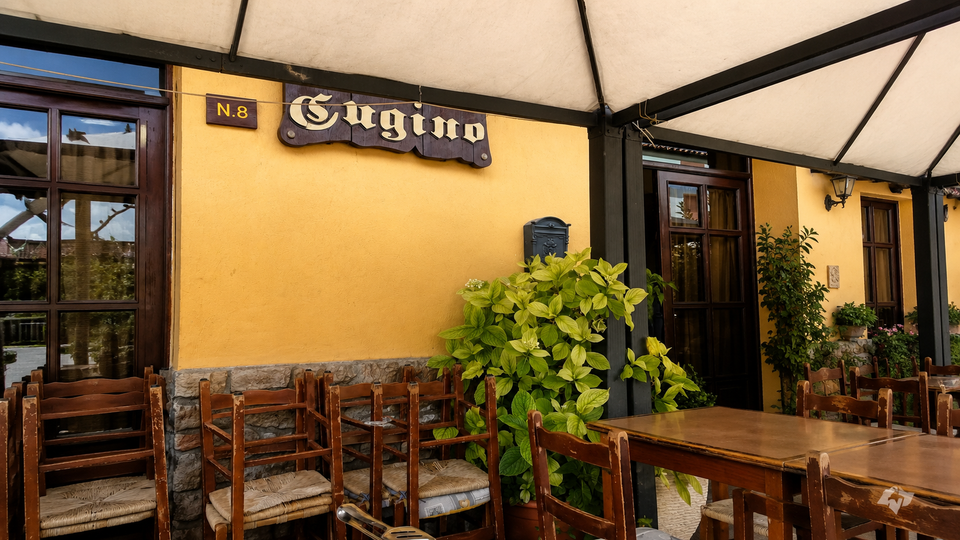 Area esterna attrezzata dell'Osteria Dal Cugino, ideale in primavera ed estate