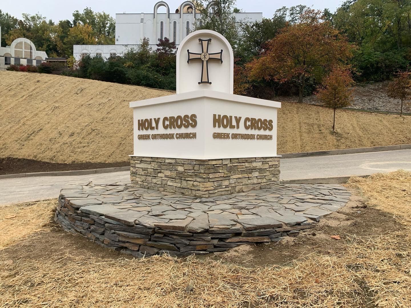 A sign that says holy cross on it