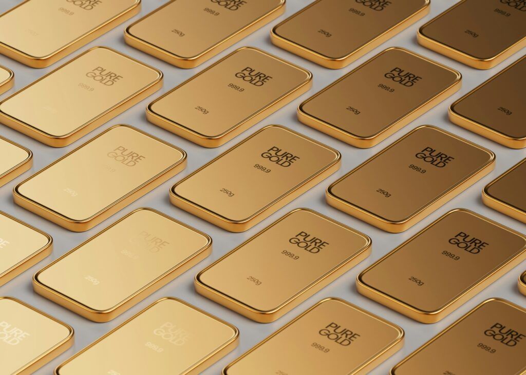 Monete di criptovaluta d'oro disposte in una griglia diagonale, ciascuna con un discreto logo in stile Bitcoin.
