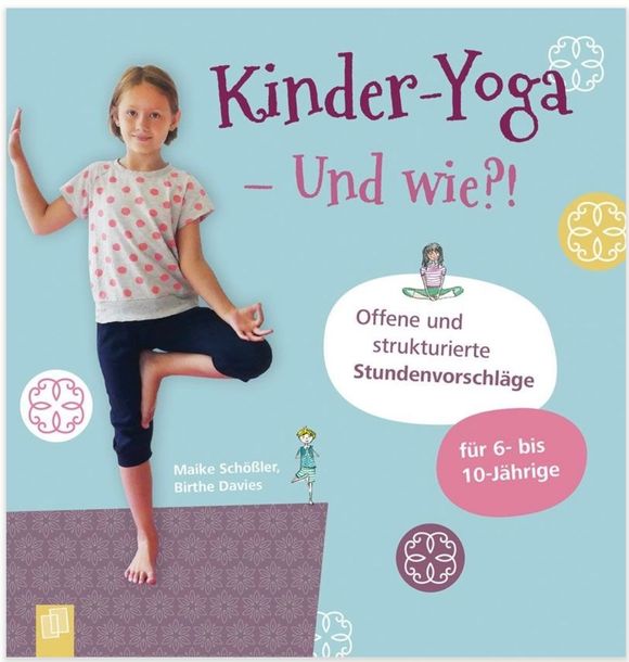 Omslag van een Duits boek over kinderyoga, met een meisje dat een yogahouding uitvoert tegen een lichtblauwe achtergrond.