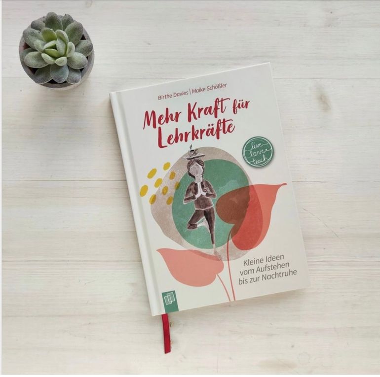 Op een lichthouten tafeltje lag een boek met de titel "Meer kracht voor leraren", naast een klein potje met een vetplantje.