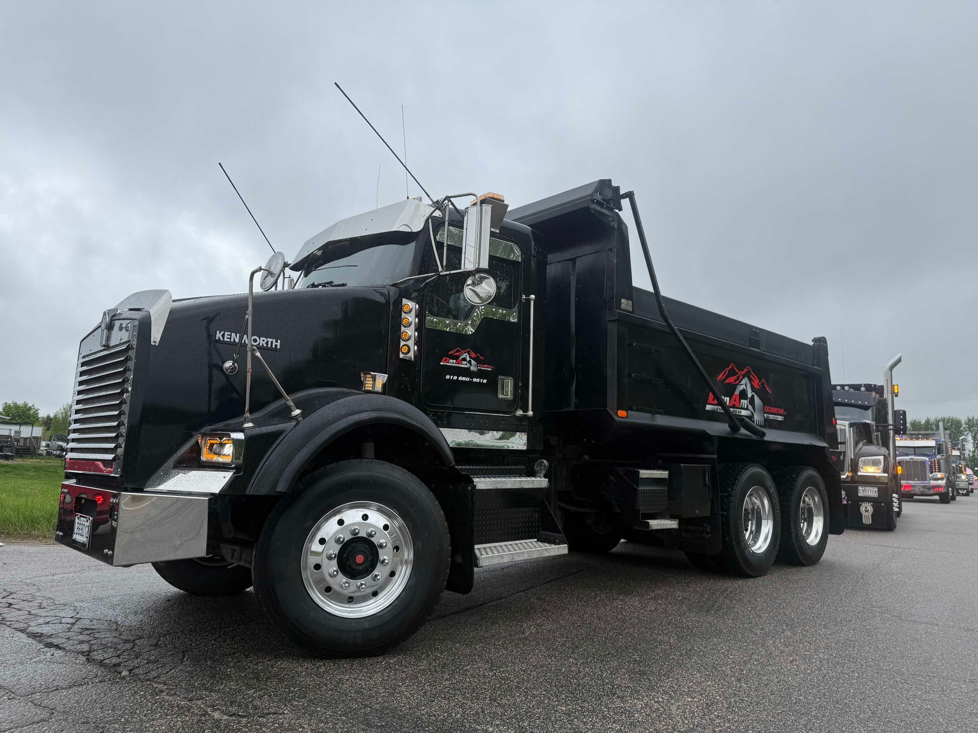 camion noir avec logo danam excaavation