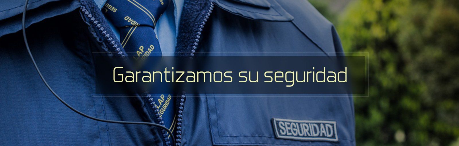 Guardia de seguridad uniformado con el texto “Garantizamos su seguridad” sobre fondo azul.
