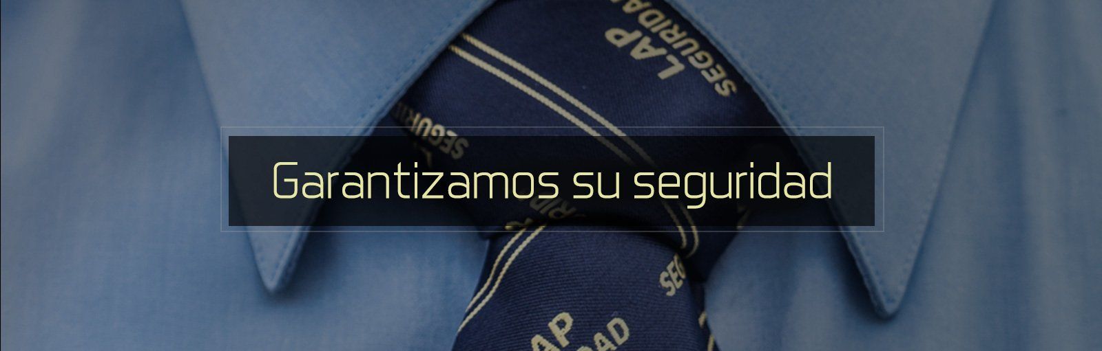 Corbata azul con texto “Garantizamos su seguridad” sobre fondo azul oscuro