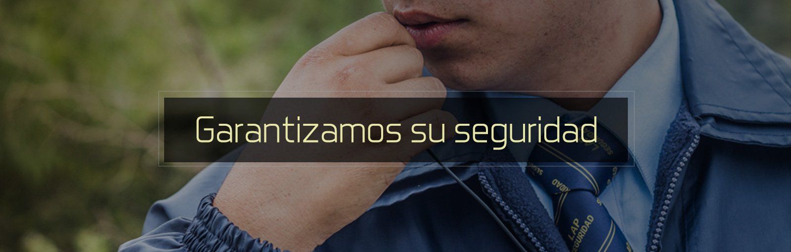 Texto “Garantizamos su seguridad” sobre un hombre con chaqueta azul, mano cerca de la boca.
