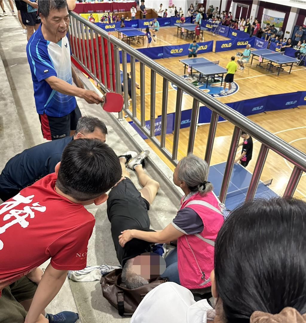一名65歲桌球賽男選手突昏倒並心跳驟停,所幸現場衛生所護理師迅速施予AED電擊與CPR,成功救回一命。
