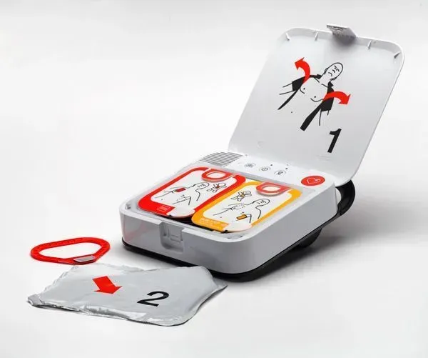 為什麼 AED 掛著不代表安全?解析影響急救妥善性的三大隱形失效原因。 AED 管理員指南:認識貼片、電池與零件老化導致的隱形失效風險。