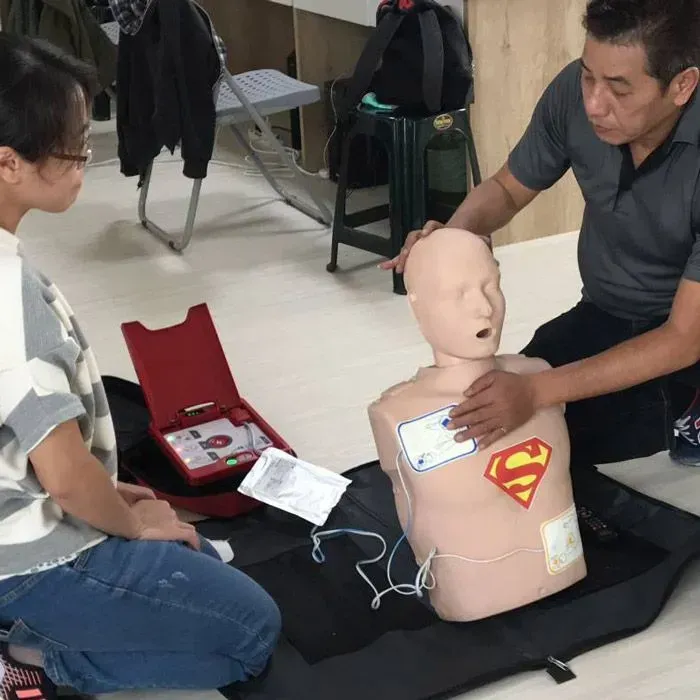 成人 AED 貼片正確位置圖解:右上左下標準救護示範 - 凱樂斯專業教學