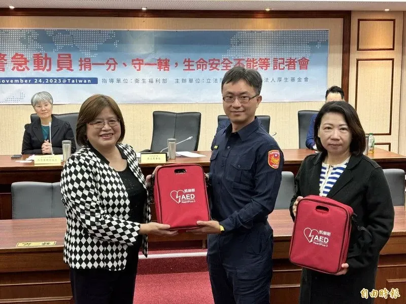 Legislative Yuan Welfare Association donates AED to Liugui Police Precinct, Kaohsiung
