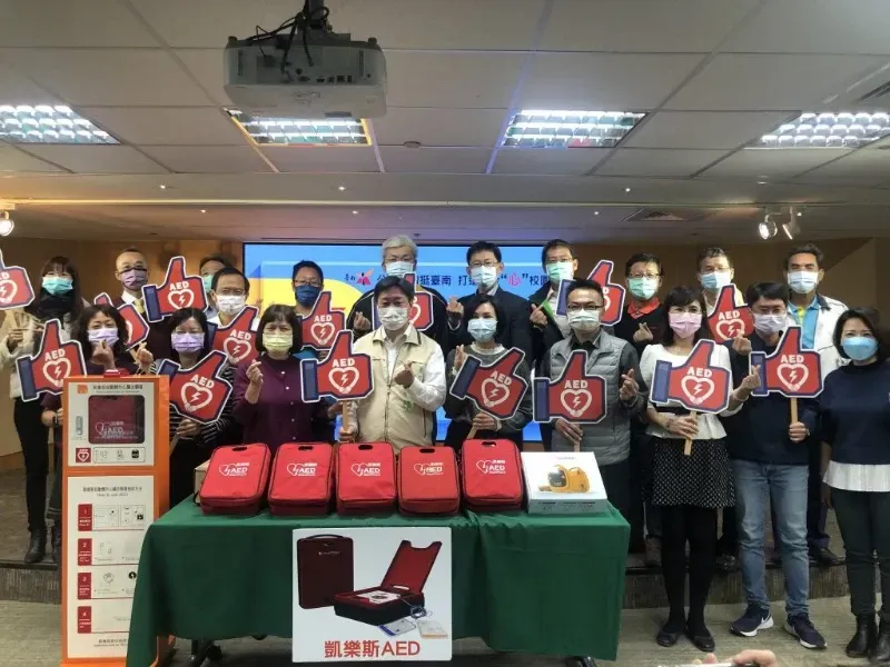 Mr. Huang donates AEDs to 17 schools in Tainan and Longci Health Center