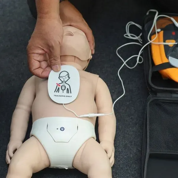 兒童及嬰幼兒 AED 貼片位置(正面):胸部正中央貼法教學