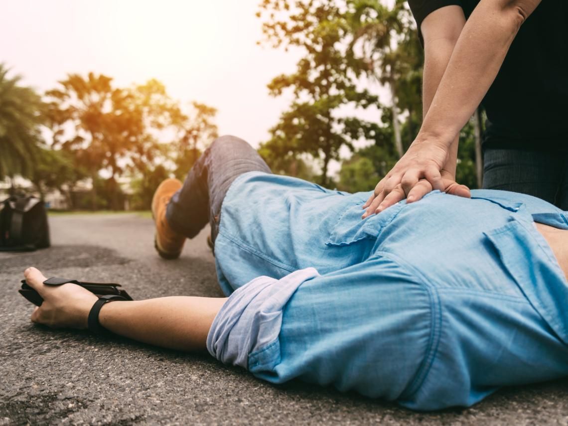 CPR 施救禁忌與常見急救誤區:掐人中、放血真的有效嗎?醫學解析-凱樂斯 KLUX 專業導讀
