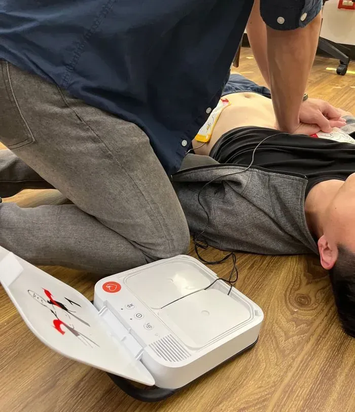 AED 使用時機判斷:針對失去意識、無正常呼吸的心跳驟停患者進行緊急救護圖解 - 凱樂斯 KLUX