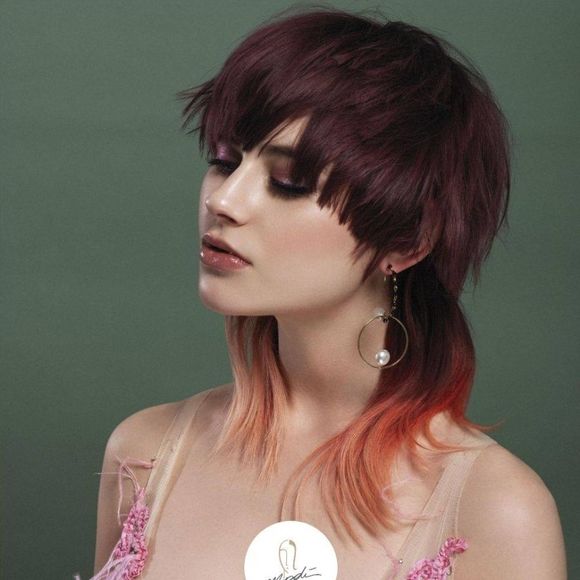 ragazza con capelli castani e rossi